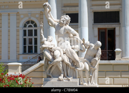 Copie del celebre gruppo scultoreo "Laocoön e dei suoi figli davanti alla facciata Odessa Museo Archeologico, Ucraina, Europa Foto Stock