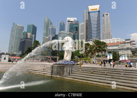Skyline della città e il Merlion dal Parco Merlion, Singapore Foto Stock