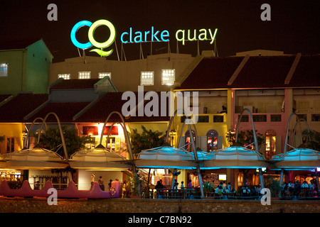 Il Clarke Quay Singapore; barche e ristoranti di notte, Clarke Quay, il fiume Singapore, Asia Foto Stock