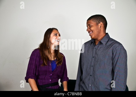 Multi etnico razziale etnicamente diversi ragazzi adolescenti appendere fuori , Ispanico americano africano ragazzini parlando di ridere . Signor © Myrleen Pearson Foto Stock