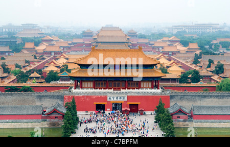Vista aerea della Città Proibita di Pechino in Cina un giorno smoggy Foto Stock
