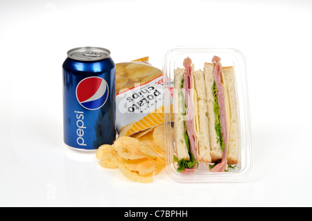 Prosciutto e formaggio con lattuga takeaway pre-realizzato in sandwich di pane bianco in bustina di plastica contenitore con patatine e Pepsi possono Foto Stock