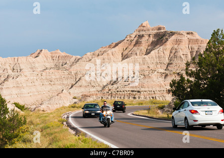 I turisti guidare attraverso il Parco nazionale Badlands in Sud Dakota. Foto Stock