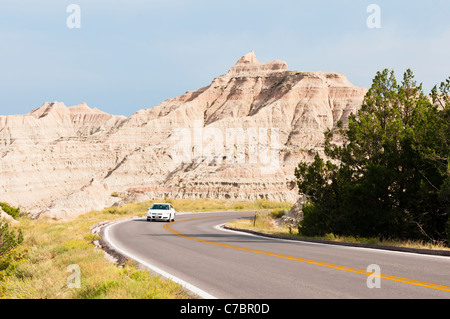 I turisti guidare attraverso il Parco nazionale Badlands in Sud Dakota. Foto Stock