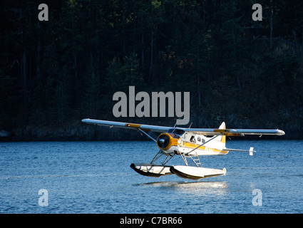 Kenmore Air idrovolante decolla da Friday Harbor, le Isole San Juan, la Contea di San Juan, Washington, Stati Uniti d'America Foto Stock