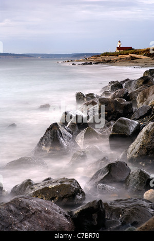 Punto luce di Wilson e costa rocciosa, Fort Worden parco statale, Port Townsend, Washington, Stati Uniti d'America Foto Stock