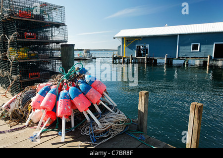 Le trappole a base di aragosta e colorata boueys sulla città, Dock Isleford, Maine Foto Stock