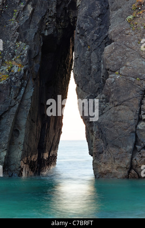 Passaggio triangolare nella pila di mare, Harris Beach State Park, Brookings, Oregon, USA, America del Nord Foto Stock