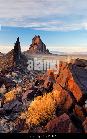 Shiprock Rock e nero dike ridge, Nuovo Messico, STATI UNITI D'AMERICA Foto Stock