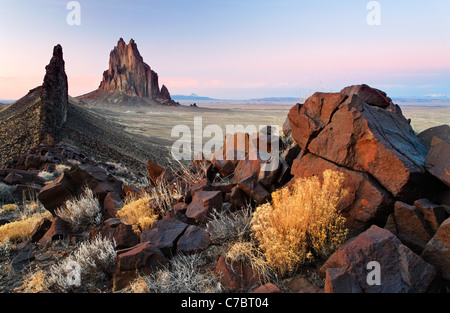 Shiprock Rock e nero dike ridge, Nuovo Messico, STATI UNITI D'AMERICA Foto Stock