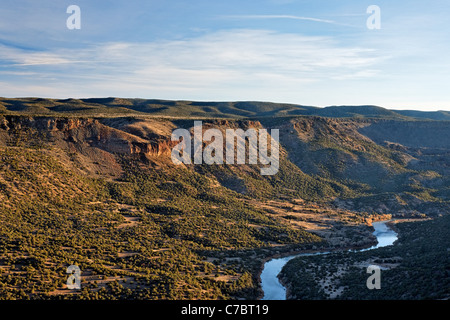 Il Rio Grande fiume che scorre attraverso un canyon appena fuori Los Alamos, Nuovo Messico, STATI UNITI D'AMERICA Foto Stock