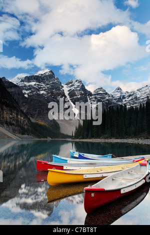 Canoe sul Lago Moraine su una mattina tranquilla, Valle dei Dieci Picchi, il Parco Nazionale di Banff, Canadian Rockies, Alberta, Canada Foto Stock