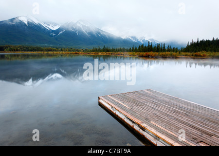 Dock di legno galleggiante su Laghi Vermillion su ancora un mattino, il Parco Nazionale di Banff, Canadian Rockies, Alberta, Canada Foto Stock