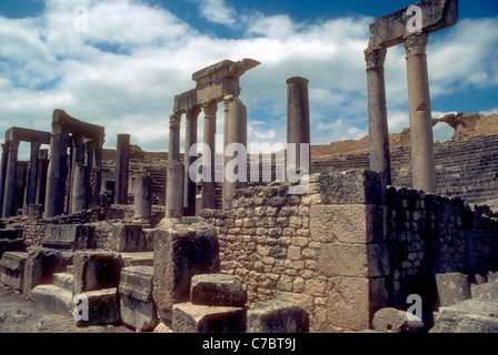 Il teatro e le rovine romane, Dougga, Tunisia Africa del Nord Foto Stock