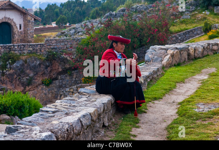 Il quechua donna indiana si intreccia con una fascetta telaio in Cusco, Perù Foto Stock