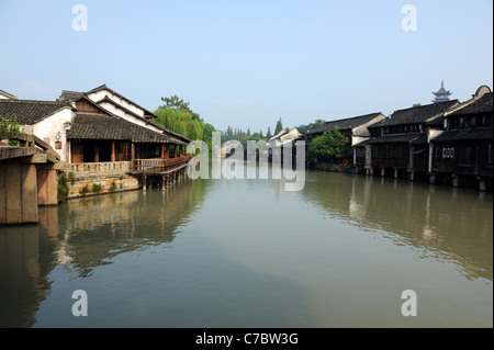 Antico edificio vicino al fiume in Wuzhen Città, Provincia dello Zhejiang, Cina Foto Stock