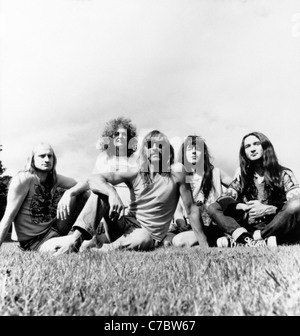 HAWKWIND UK metallo gruppo circa 1975 con da sinistra: Richard Chadwick, Simon King, Dave Brock, ?, Alan Powell Foto Stock