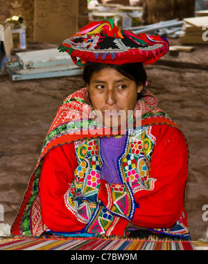 Il quechua donna indiana si intreccia con una fascetta telaio in Cusco, Perù Foto Stock