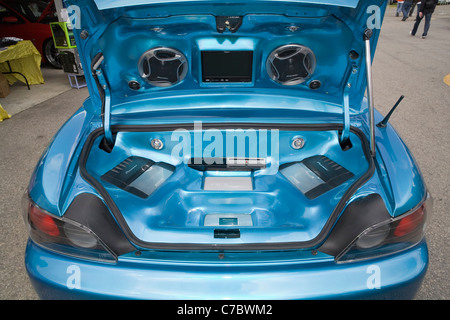 Auto amplificatori stereo e sistema audio nel bagagliaio di una modificata  Boy Racer della show car Foto stock - Alamy