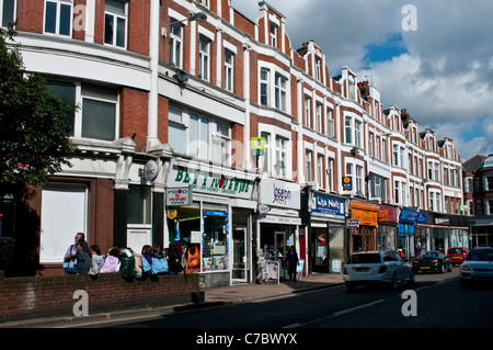 Fila di negozi, Twickenham High Street, Middlesex, England, Regno Unito Foto Stock