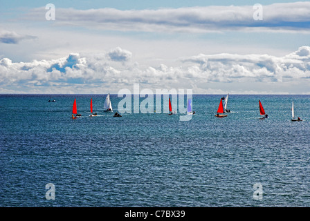 Piccole barche a vela racing dagli impianti offshore di Lyme Regis Dorset Inghilterra Foto Stock
