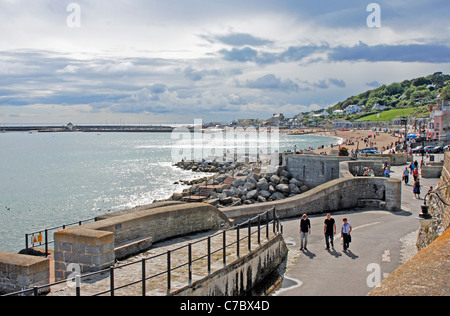 Lyme Regis Dorset vista ovest lungo la parte anteriore verso il Cobb dal gate di Cobb Foto Stock