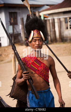 India, Nagaland, Longwa, Konyak Naga guerriero in abito tradizionale, portando a mano la museruola pistola di caricamento Foto Stock