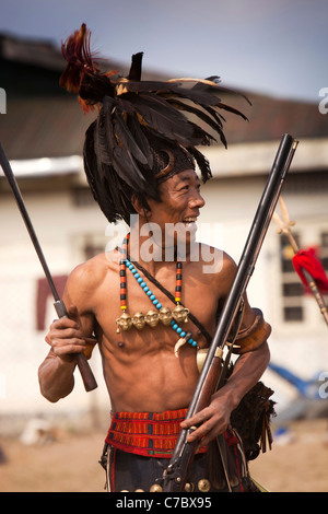 India, Nagaland, Longwa, Konyak Naga guerriero in abito tradizionale Foto Stock