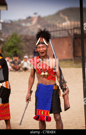 India, Nagaland, Longwa, Konyak Naga guerriero in abito tradizionale, tenendo fatto a mano muso pistole di caricamento Foto Stock