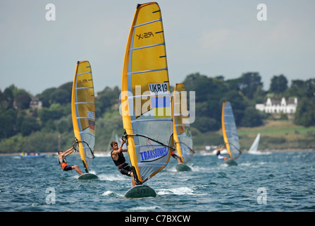 Windsurf a Portland Harbour, a Weymouth Dorset, la sede di vela per il London 2012 Giochi Olimpici. Foto Stock