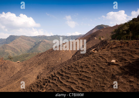 India, Nagaland, Mon, colline disboscate e capanne di Konyak Naga slash e masterizzare agricoltura vicino al confine birmano Foto Stock