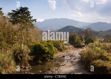 India, Nagaland, Mon, fiume passando attraverso colline vicino al confine birmano Foto Stock