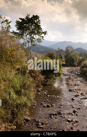 India, Nagaland, Mon, fiume passando attraverso colline vicino al confine birmano Foto Stock