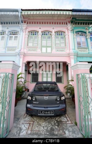 Moderna macchina parcheggiata fuori casa tradizionale nel residenziale area di conservazione di Joo Chiat, Singapore Foto Stock