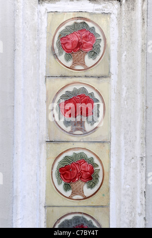 Piastrelle tradizionali decorare il pilastro della casa in residenziale area di conservazione di Joo Chiat, Singapore Foto Stock