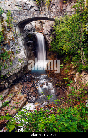 Ponte su Christine Falls, Van Trump Creek, il Parco Nazionale del Monte Rainier, Washington, Stati Uniti d'America Foto Stock