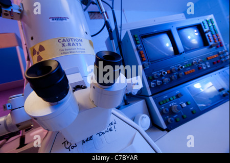 Microscopio a elettroni in un laboratorio di scienze Foto Stock