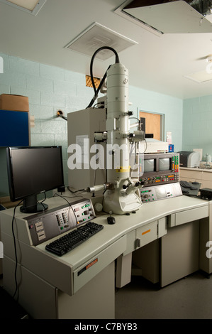 Microscopio a elettroni in un laboratorio di scienze Foto Stock