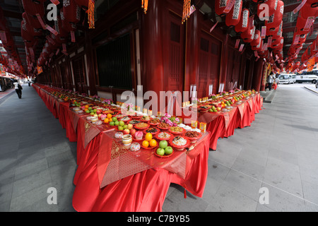 Offerte di festival e di decorazioni, del Dente del Buddha Tempio reliquia, South Bridge Road, Singapore Foto Stock