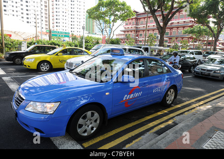 Taxi a South Bridge Road, Singapore Foto Stock