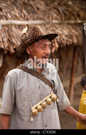 India, Nagaland, Longwa, Angh, capo di Konyak Naga villaggi, indossando nuovi badge cerimoniale di office Foto Stock