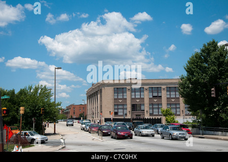 Una strada trafficata in downtown Baltimore, Maryland USA Foto Stock