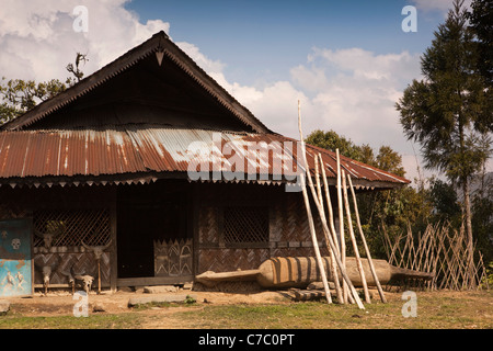 India, Nagaland, Longwa, Konyak Naga village, tradizionale Morung bachelor's house, dove giovani uomini imparare i costumi tradizionali Foto Stock