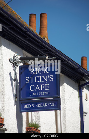 Rick Stein's café and Bed & Breakfast sign in Padstow, Cornwall UK nel mese di maggio Foto Stock