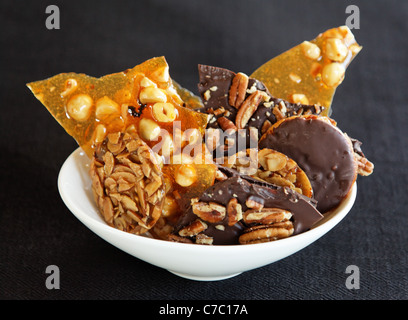 Nocciola fragile, Fiorentini di mandorle e cioccolato di corteccia di noci pecan in una ciotola, dal pasticcere Laurie Pfalzer, pasticceria artigianale Foto Stock