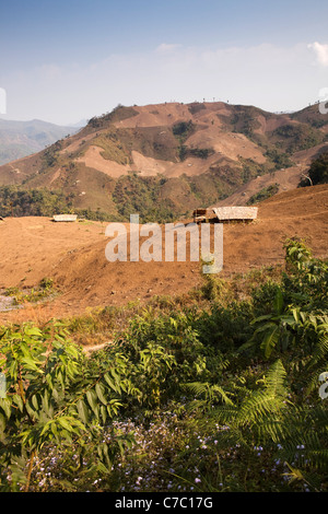 India, Nagaland, Mon, colline disboscate da Konyak Naga slash e masterizzare agricoltura vicino al confine birmano Foto Stock