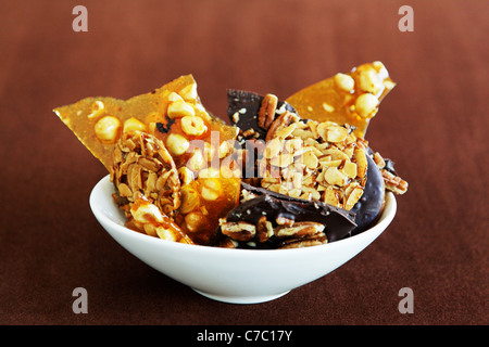 Nocciola fragile, Fiorentini di mandorle e cioccolato di corteccia di noci pecan in una ciotola, dal pasticcere Laurie Pfalzer, pasticceria artigianale Foto Stock