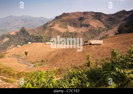 India, Nagaland, Mon, colline disboscate da Konyak Naga slash e masterizzare agricoltura vicino al confine birmano Foto Stock