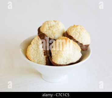 Amaretti al cocco immersi nel cioccolato in tazza bianca, dal pasticcere Laurie Pfalzer, pasticceria artigianale Foto Stock