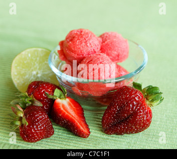 Fragole e sorbetto al lime in ciotola trasparente, dal pasticcere Laurie Pfalzer, pasticceria artigianale Foto Stock